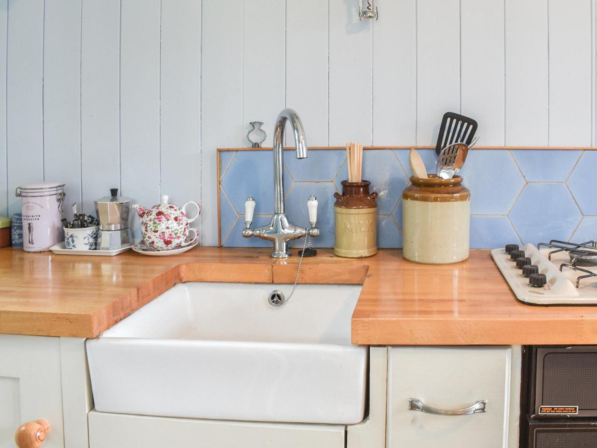 Garden Shepherds Hut Thursley